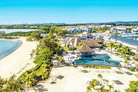 Flygfoto av en resort vid en sandstrand med palmer och en pool. (AI-genererad text)