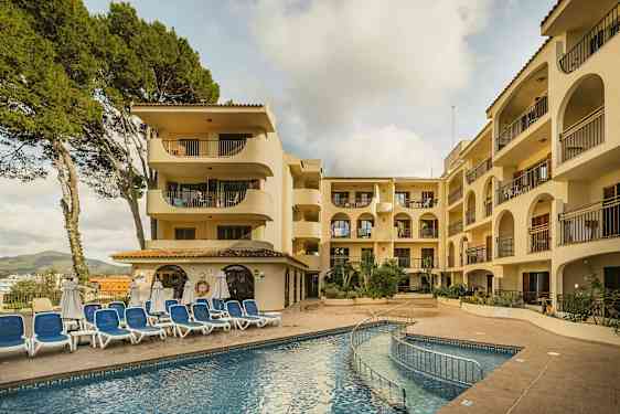En bild av en hotellbyggnad med flera våningar, en pool och solstolar framför. (AI-genererad text)