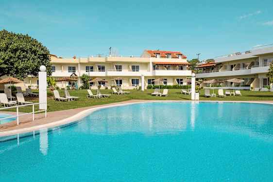 Bild av hotellbyggnad med gräsmatta, parasoller, solstolar, och en stor pool i förgrunden. (AI-genererad text)