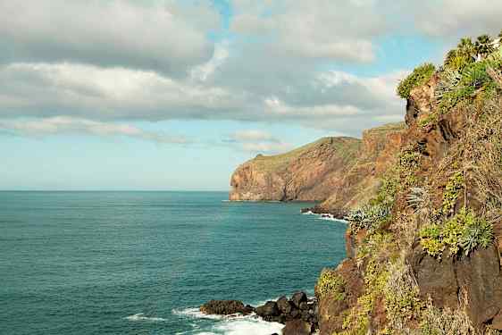 Utsikt över kustlandskap med klippor vid havet. (AI-genererad text)
