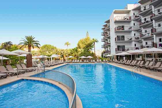 Stor pool omgiven av solstolar och parasoller vid ett hotell. (AI-genererad text)