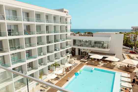 Hotell med poolområde och utsikt mot havet. (AI-genererad text)