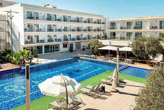 Bild av en hotellbyggnad med flera våningar. Framför byggnaden finns en rymlig pool och solstolar under parasoller. (AI-genererad text)