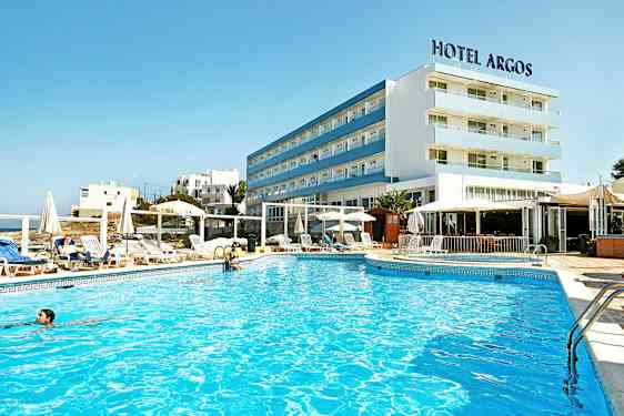 Ett hotell med en utomhuspool och omkringliggande solstolar samt parasoller. (AI-genererad text)