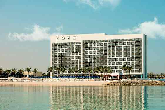 Ett hotell vid en strand med palmer. (AI-genererad text)