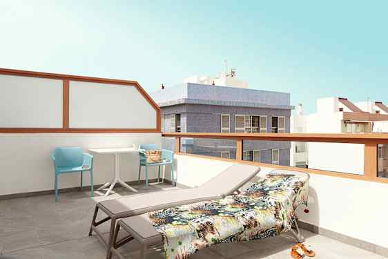 En balkong med solstolar, ett bord och stolar med utsikt över byggnader. (AI-genererad text)