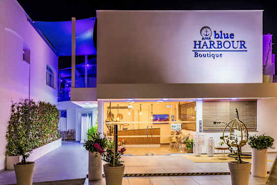 Hotellentré vid natt med fönster och inredning synligt. (AI-genererad text)