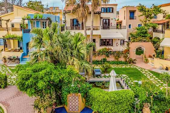 Charmiga hus med färgglada fasader omgiven av grönska och blommor. (AI-genererad text)