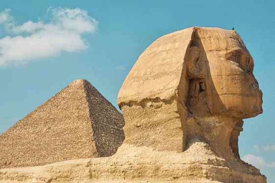 Bild av den stora sfinxen och en pyramid i Giza, Egypten. (AI-genererad text)