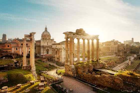 Vy över Forum Romanum i Rom med ruiner och antika pelare i förgrunden. (AI-genererad text)