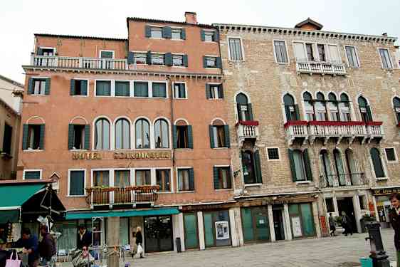 Ett hotell med namnet 'Hotel Scandinavia' och andra byggnader i klassisk arkitektur. (AI-genererad text)