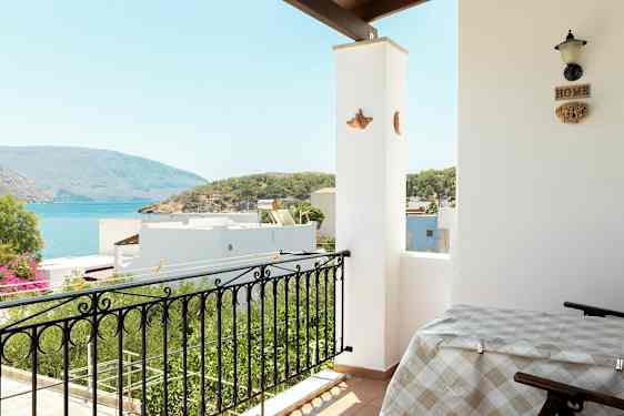 En balkong med utsikt över havet och omgivande landskap. (AI-genererad text)