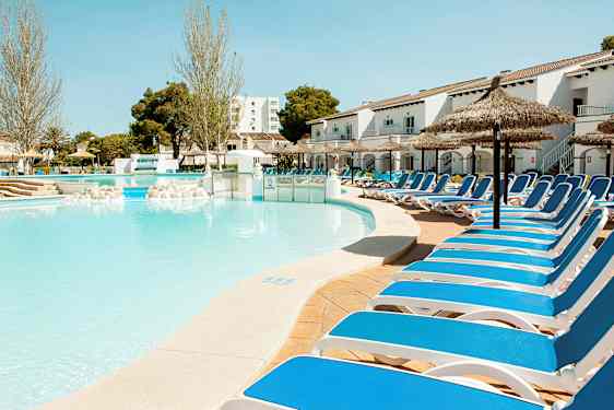 Bild av en pool med solstolar och parasoller vid ett hotell. (AI-genererad text)