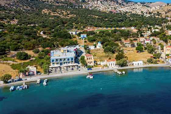 Hamnmiljö vid en liten kuststad i Medelhavet med små båtar vid kajen. (AI-genererad text)