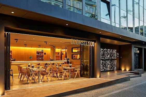 En restaurang med namnet Il Basilico, med modern arkitektur och inredning. (AI-genererad text)