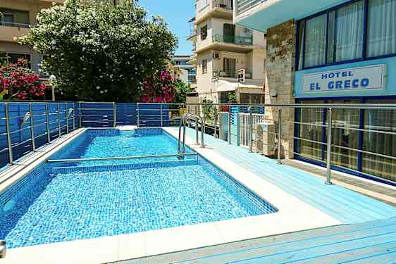 Poolområde vid hotell El Greco. (AI-genererad text)