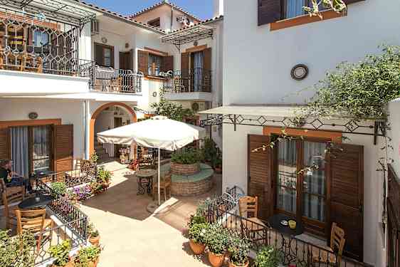 Innergård med café och blomkrukor. (AI-genererad text)