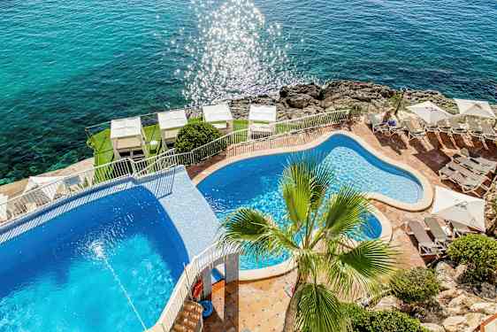 Poolområde med utsikt över havet. (AI-genererad text)