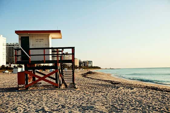 Livräddartorn vid en sandstrand vid havet. (AI-genererad text)