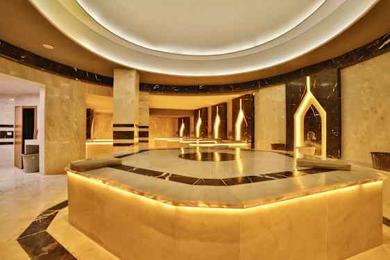 Ett elegant spa med marmordetaljer och mjuk belysning. (AI-genererad text)