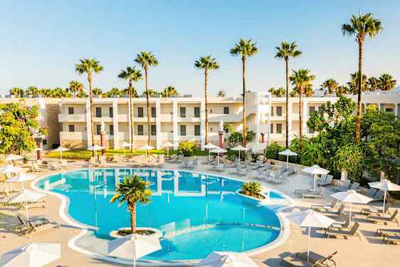 Poolområde med solstolar, parasoller och hotellbyggnader i bakgrunden. (AI-genererad text)