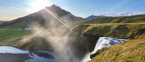 Vattenfall och vacker natur på Island