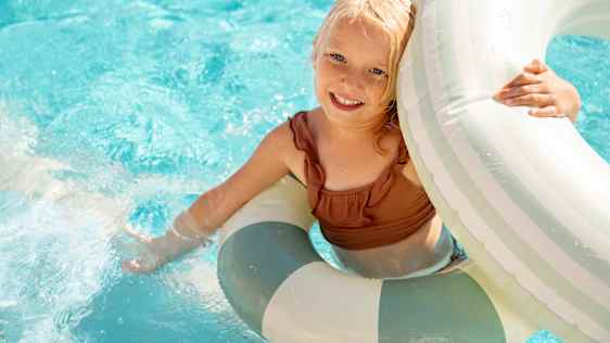 Flicka i pool med badringar