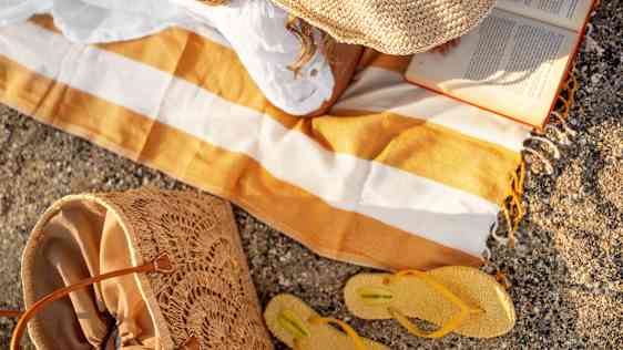 Kvinna läser bok på stranden