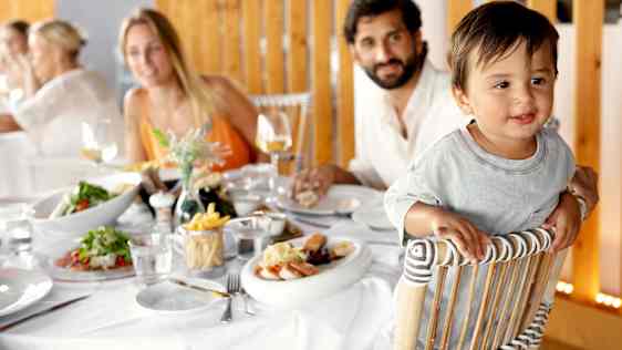 Familj runt matbord