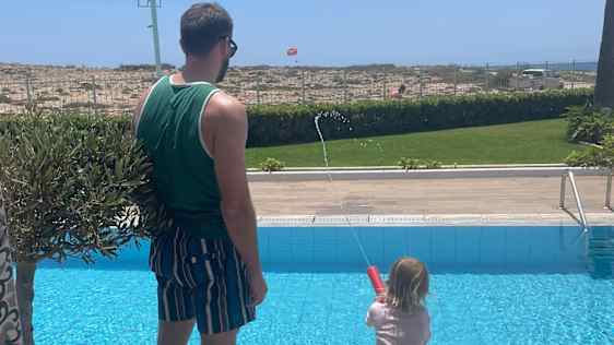Två personer vid en pool