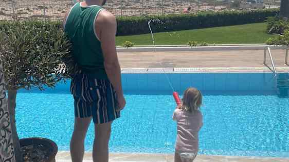 Två personer vid en pool