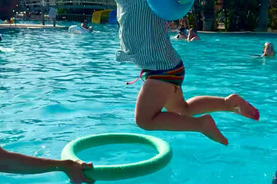 Barn hoppas i en pool