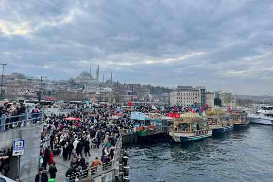Galata Köprüsüi Bron som förbinder The Golden Horn med den gamla historiska stadsdelen där den egyptiska basaren börjar