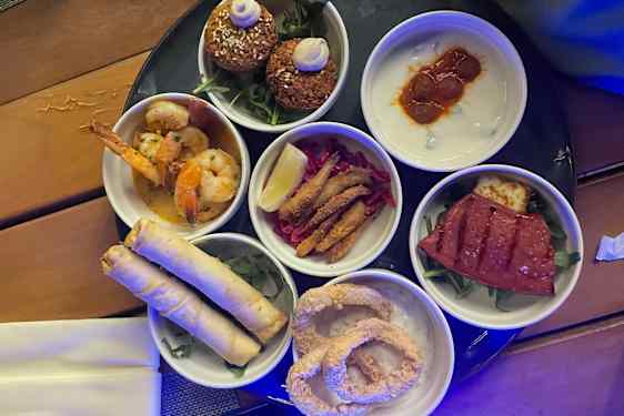 Meze från Mellanöstern på “Meze” på DoubleTree by Hilton Resort & Spa Marjan Island