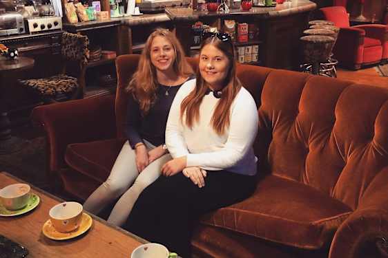 Mina och kompis i soffa