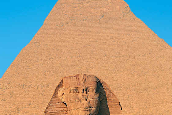 Två av Egyptens mest kända landmärken i en bild.