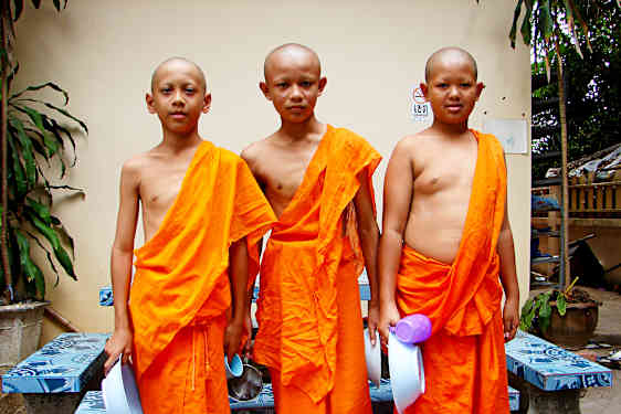 Unga pojkar kan när som helst bli noviser i templen, men för att bli munk måste man fyllt 20 år