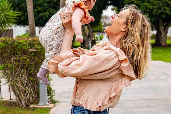 Mamma lyfter sin dotter