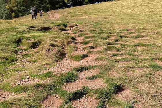 Trappsteg som bildats i branta partier