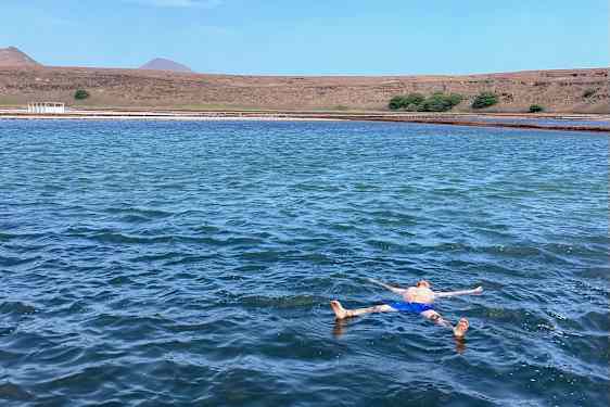 Det är en speciell känsla att flyta som en kork i det salta vattnet. Foto: Privat