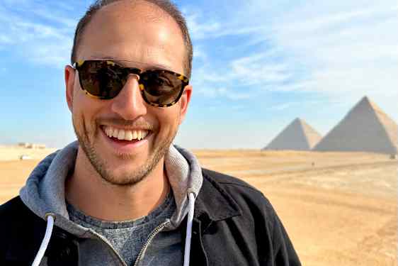 Zakarias framför pyramiderna