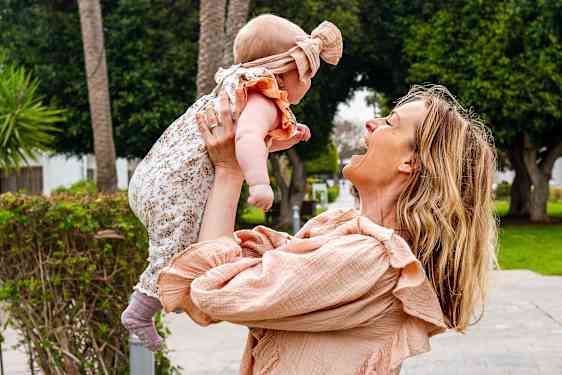 Mamma lyfter sin dotter