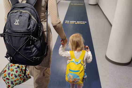 Mor och dotter på väg till flyget
