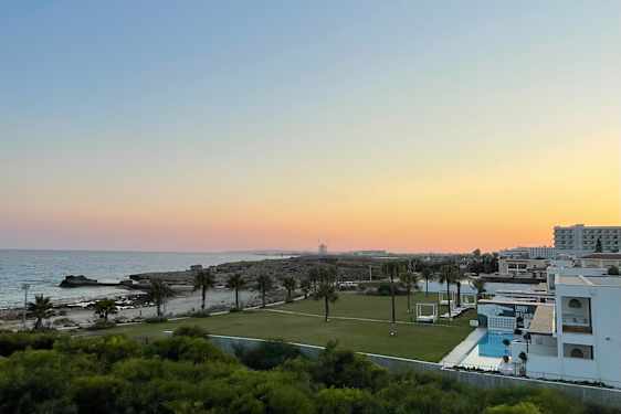 Solnedgången från rum 1917 på Ocean Beach Club – Cypern