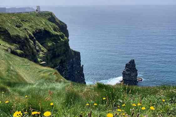 Cliffs of Moher – gröna klippor vid ett blått hav.