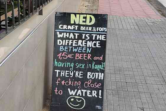Humoristisk skylt vid mikrobryggeri