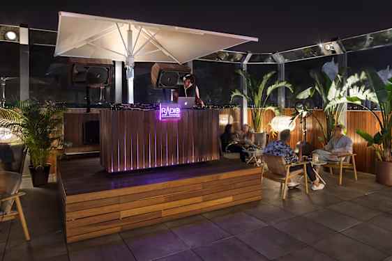 Radio Rooftop Bar på ME Madrid Reina Victoria.