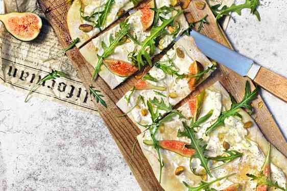 Yoghurt flatbread med fikon och ruccola