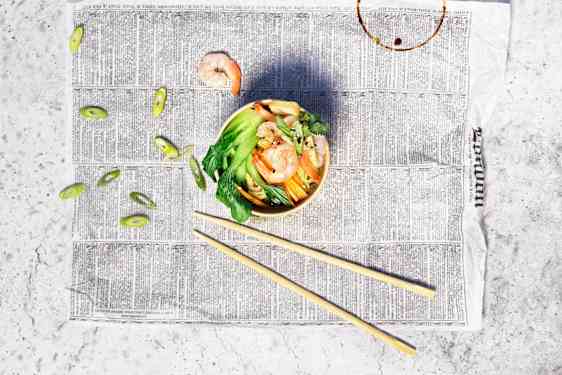 NOODLE SOUP MED RÄKOR, FRITERAD TOFU & GRÖNT