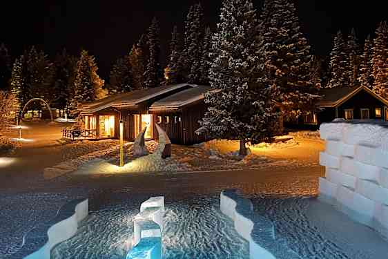Stugor upplysta på kvällen